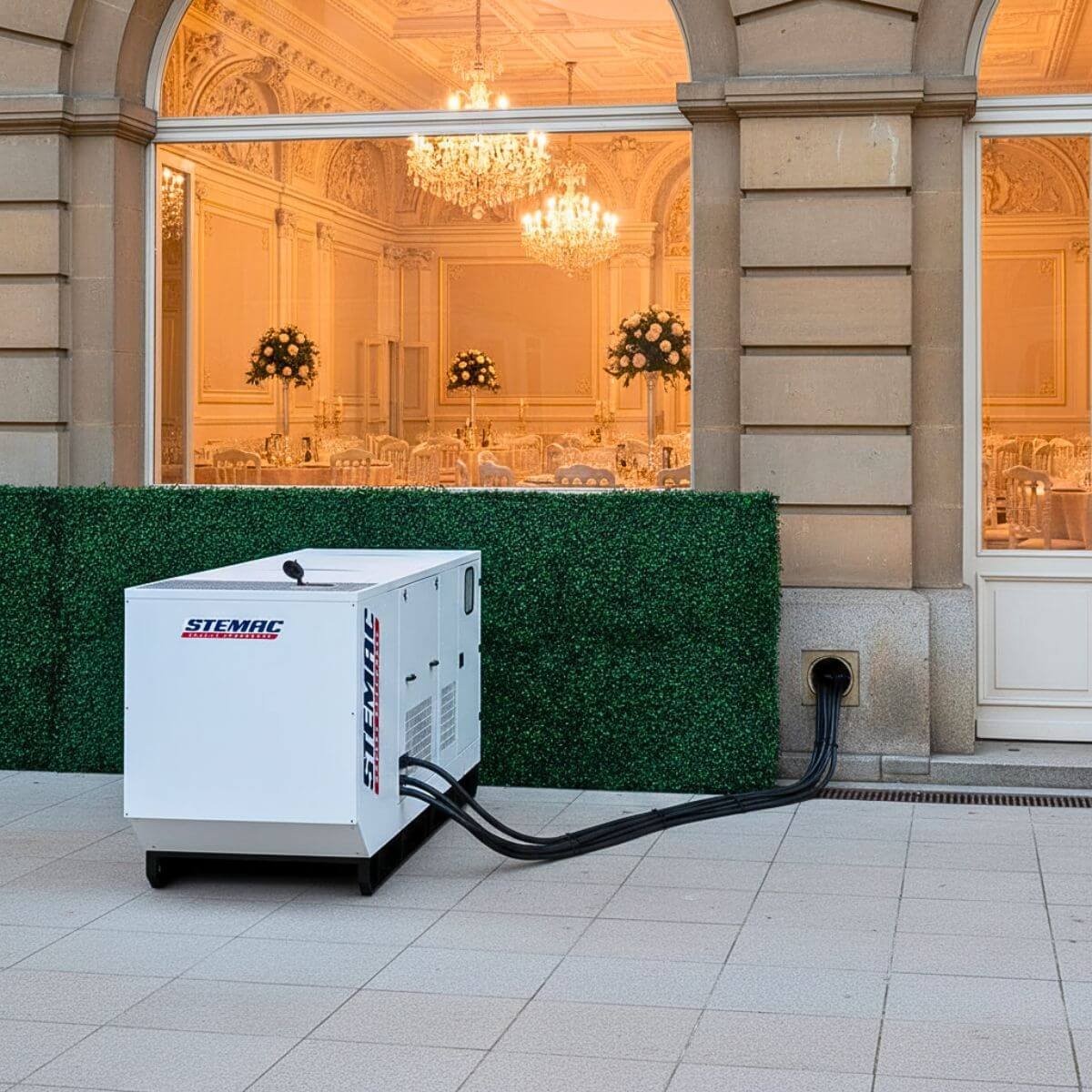 Instalações próximas a edifícios corporativos e salões de festas clássicos.